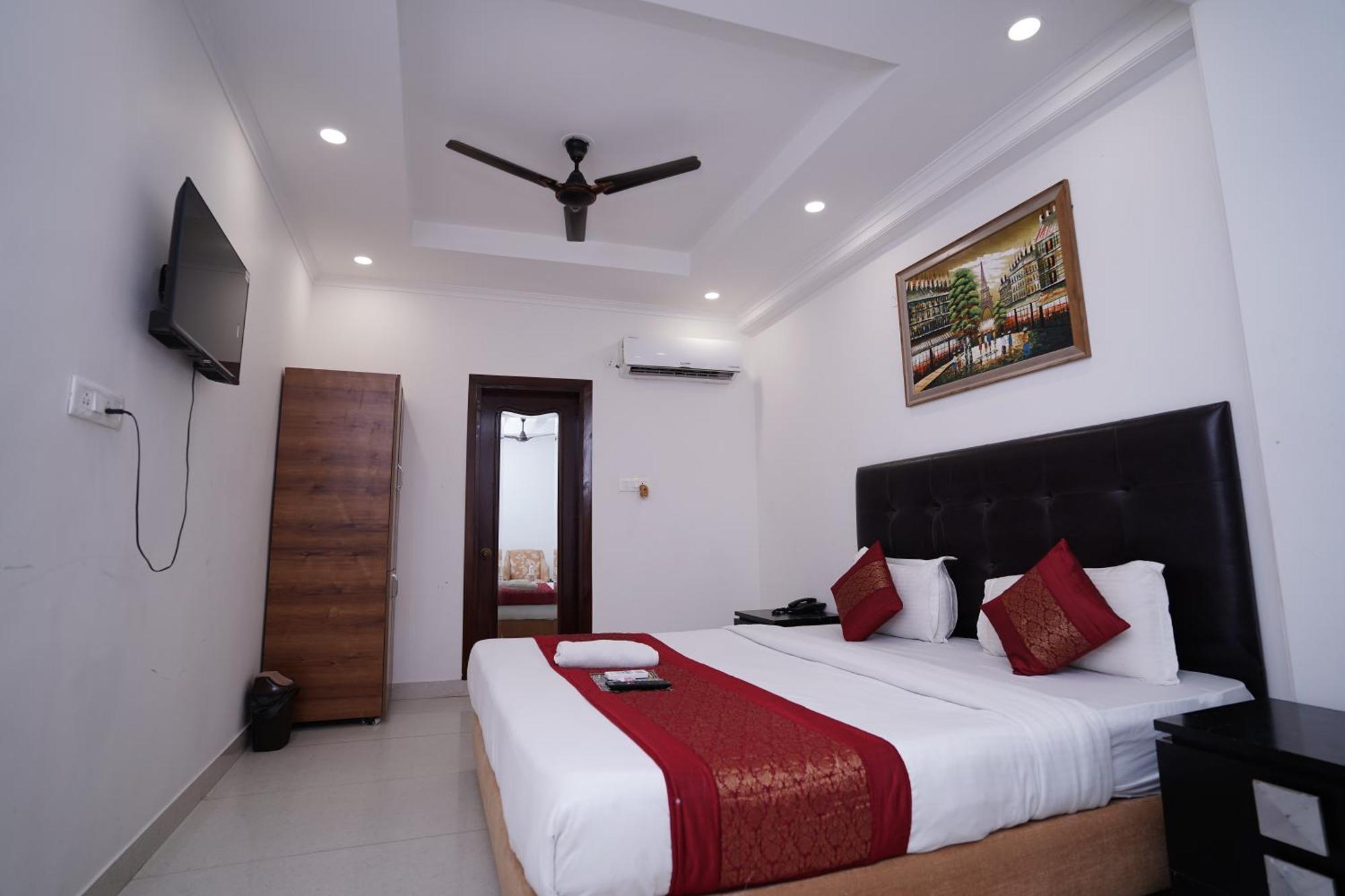 Moon Taj Near Yashobhoomi Convention Centre 3*